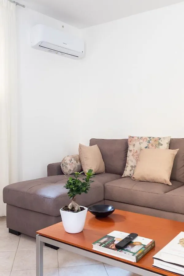 Spacious 3-Bedroom Apartment With Courtyard In Tempio Pausania - Perfect For Families