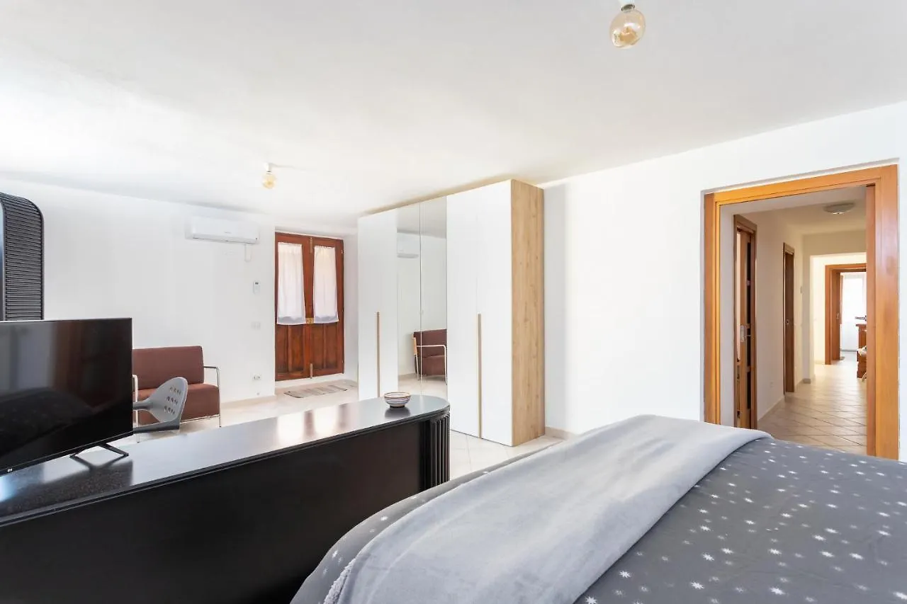 Spacious 3-Bedroom Apartment With Courtyard In Tempio Pausania - Perfect For Families 0*,  이탈리아
